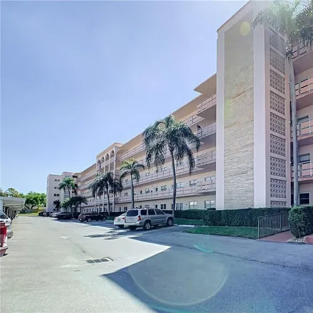 Buy this 1 bed condo on 8001 30th Avenue North in Saint Petersburg, FL 33710