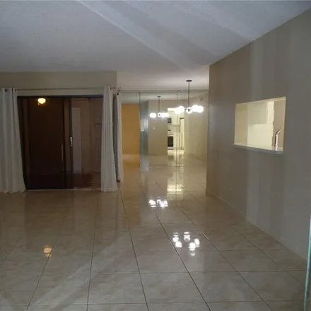 Image 6 - 335 Ives Dairy Road, Miami-Dade County, FL 33179, USA - Condo for rent