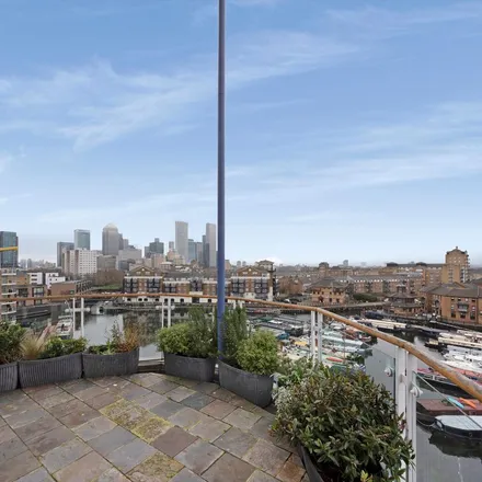 Rent this 3 bed apartment on 1d Basin Approach in Ratcliffe, London