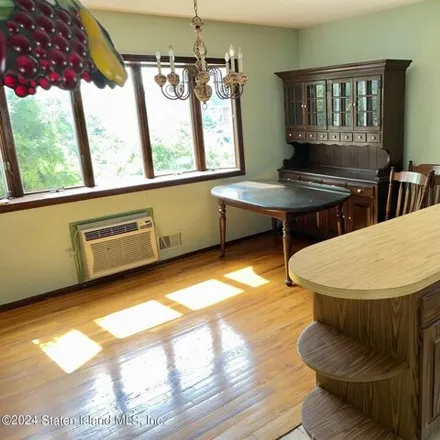 Image 5 - 1035 West Fingerboard Road, New York, NY 10304, USA - House for sale
