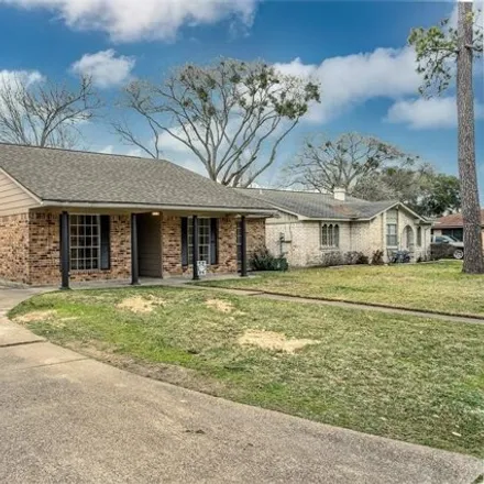 Image 2 - 3700 Kingsway Drive, Baytown, TX 77521, USA - House for sale