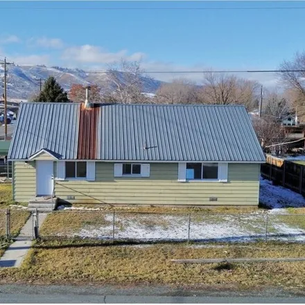 Buy this 4 bed house on 3216 Broadway Street in Baker City, OR 97814