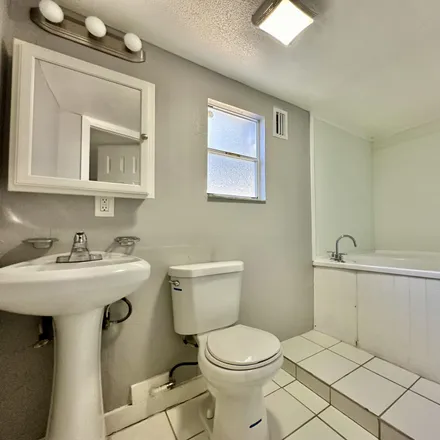 Image 9 - Saint Petersburg, Disston Heights, FL, US - Room for rent