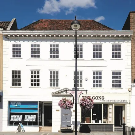 Rent this 2 bed apartment on Needa Mini Mart in High Street, High Wycombe