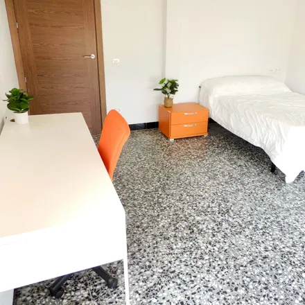 Rent this 5 bed room on Farmàcia Laia Menezo Dolz in Calle Arrufat Alonso, 12001 Castelló de la Plana
