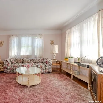 Image 3 - 85-32 261st Street, New York, NY 11001, USA - House for sale