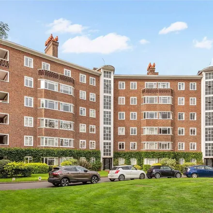 Rent this 2 bed apartment on Queen's Court in 65 Queen's Road, London