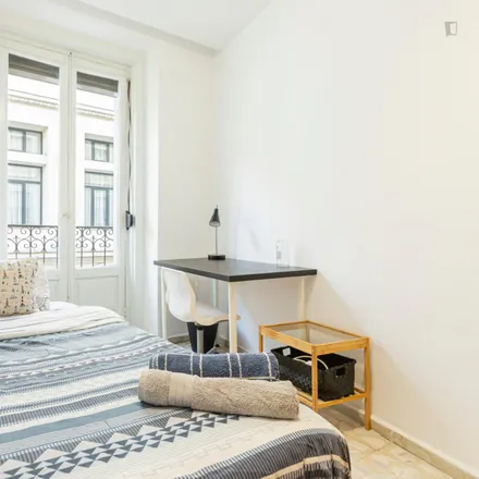 Rent this 4 bed room on Madrid in Calle de Moratín, 13