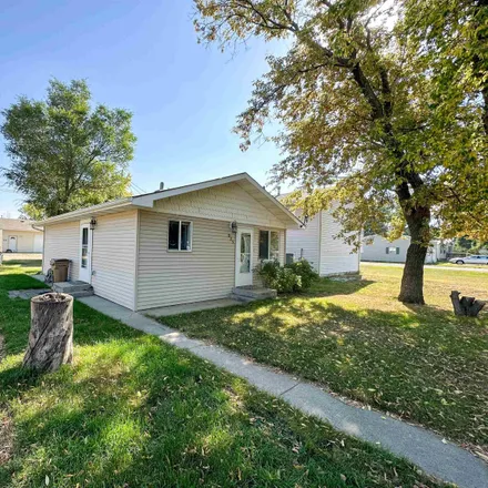 Buy this 2 bed house on 925 Jefferson Drive in Minot, ND 58701