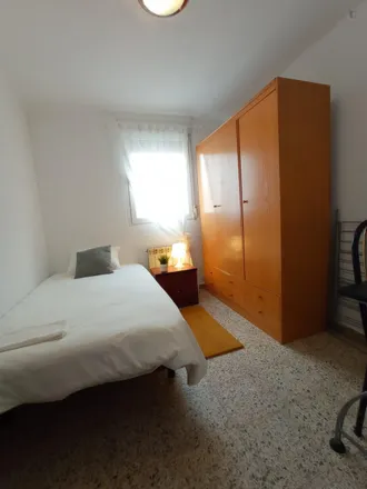 Rent this 5 bed room on Madrid in Calle del Poeta Blas de Otero, 83
