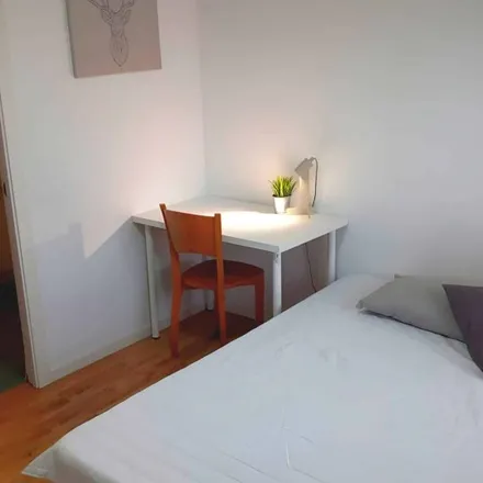 Rent this 2 bed room on Colegio de Educación Infantil y Primaria Aragón in Avenida de Rafael Alberti, 2