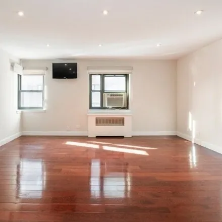 Image 4 - 93-02 34th Avenue, New York, NY 11372, USA - Apartment for sale