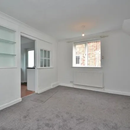 Image 4 - Longwood Close, Leeds, LS17 8AP, United Kingdom - Duplex for rent