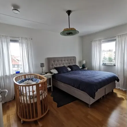 Rent this 3 bed apartment on Nicolaiskolan in Kungälvsgatan, 252 49 Helsingborg