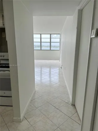 Image 6 - 920 Northeast Miami Gardens Drive, North Miami Beach, FL 33162, USA - Condo for rent