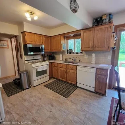 Image 3 - 1120 Pinecrest Drive, White Lake Charter Township, MI 48383, USA - House for sale