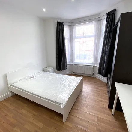 Rent this studio apartment on Windsor Road in Loxford, London