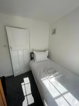 Image 1 - 38 Avalon Road, London, W13 0BN, United Kingdom - Room for rent
