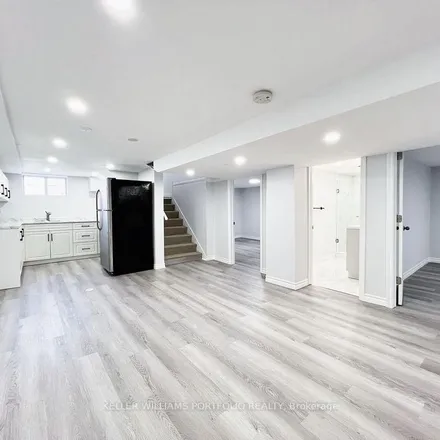 Image 8 - 34 Ovida Avenue, Toronto, ON M9B 1B4, Canada - Apartment for rent