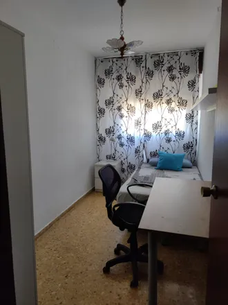 Rent this 4 bed room on Carrer del Doctor Álvaro López in 64, 46011 Valencia