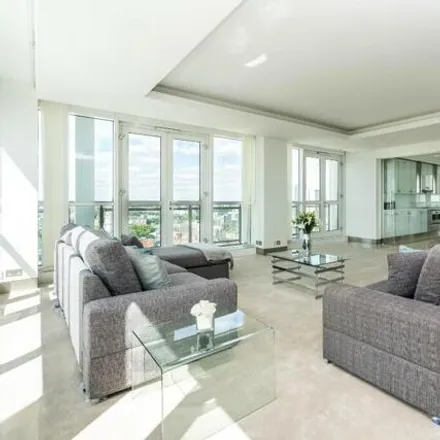 Image 2 - Berkeley Tower, 48 Westferry Circus, Canary Wharf, London, E14 8RP, United Kingdom - House for rent