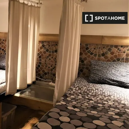 Rent this 11 bed room on Budapest in Baross téri aluljáró, 1087