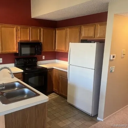 Image 2 - 4800 Harbor Point Drive, Waterford Township, MI 48329, USA - Condo for rent