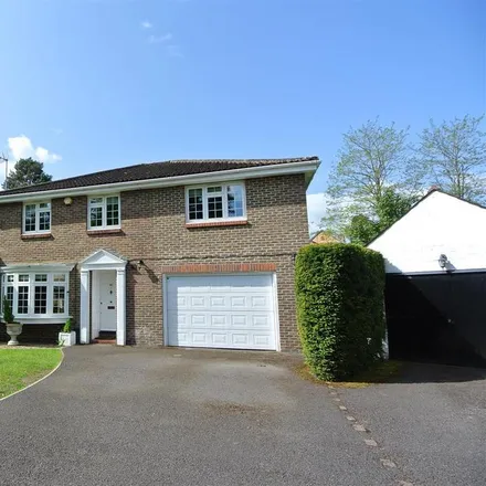 Rent this 5 bed house on unnamed road in Weybridge, KT13 9HE
