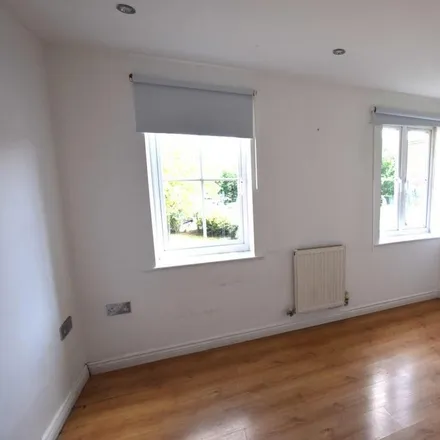 Image 7 - Hevingham Drive, London, RM6 4UA, United Kingdom - Apartment for rent