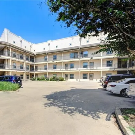 Rent this 3 bed condo on Midtown Grove in 3603 Chenevert Street, Houston