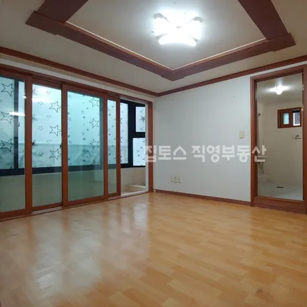 Rent this 3 bed apartment on 서울특별시 관악구 봉천동 100-262