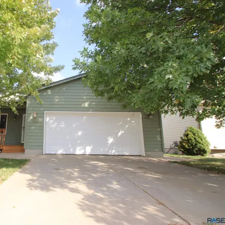 Buy this 3 bed house on 812 South Wheatland Avenue in Sioux Falls, SD 57106