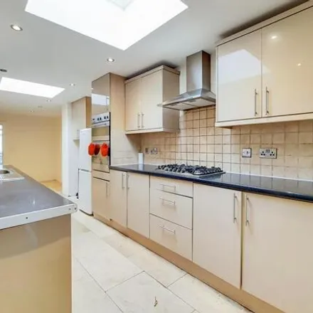 Image 6 - Lynford Gardens, Seven Kings, London, IG3 9LY, United Kingdom - Townhouse for sale