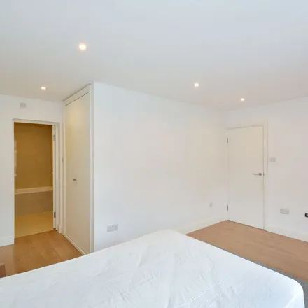Image 9 - Texryte House, Balmes Road, London, N1 5EY, United Kingdom - Apartment for rent