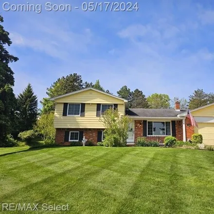 Buy this 4 bed house on 13000 Amesbury Court in Tyrone Township, MI 48430