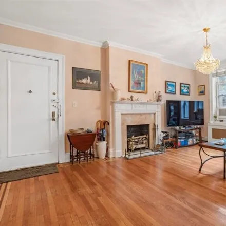 Image 1 - 35-27 76th Street, New York, NY 11372, USA - House for sale