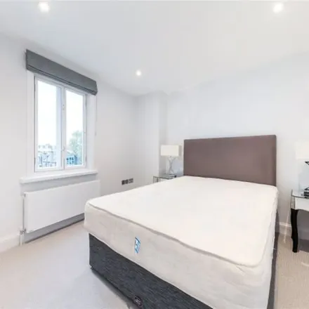 Rent this 3 bed townhouse on Marugame Udon in 449 Strand, London