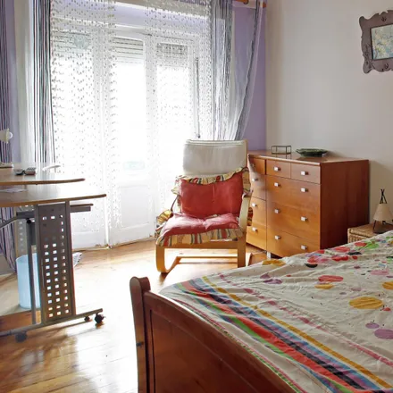 Rent this 5 bed room on Kasthamandap in Rua Cavaleiro de Oliveira 26-A/B, 1170-088 Lisbon