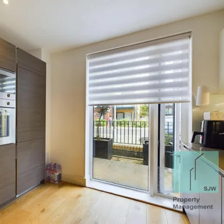 Image 5 - Silverworks Close, London, NW9 0FD, United Kingdom - Townhouse for rent