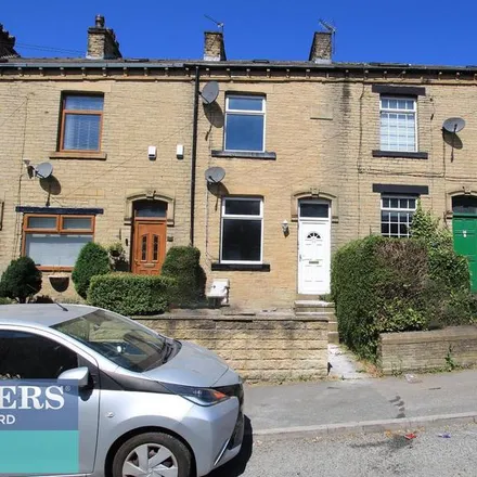 Rent this 3 bed townhouse on Shetcliffe Lane in Bradford, BD4 6HN