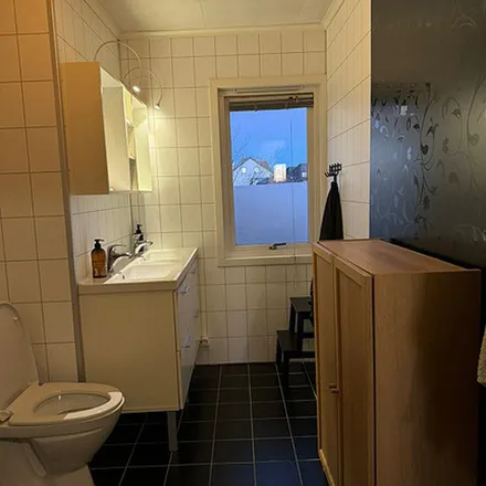 Rent this 5 bed apartment on Hinnasvingene 25 in 4018 Stavanger, Norway