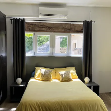 Rent this 5 bed house on 84750 Saint-Martin-de-Castillon