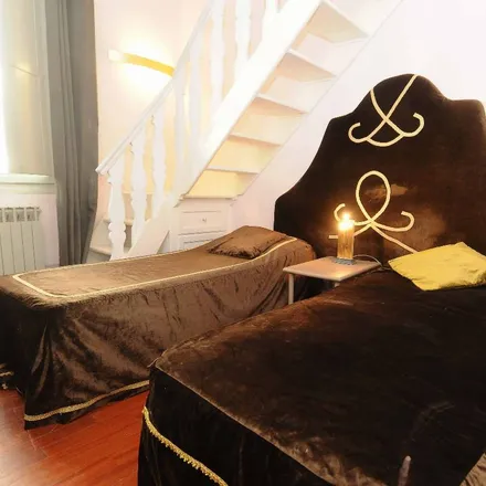 Rent this 2 bed room on Palazzo della Marescialla in Lungarno Amerigo Vespucci, 50123 Florence FI