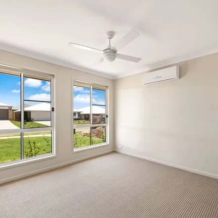 Rent this 3 bed apartment on Radcliffe Crescent in Glenvale QLD 4350, Australia