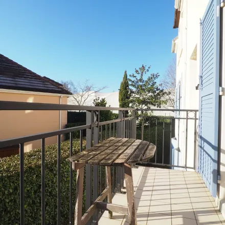 Rent this 3 bed apartment on 6 Chemin des Ruelles in 78960 Voisins-le-Bretonneux, France