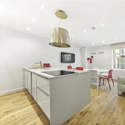 Rent this 3 bed room on 195 Gloucester Place in London, NW1 6BU