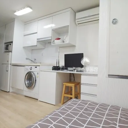 Rent this studio apartment on 서울특별시 강남구 역삼동 684-7