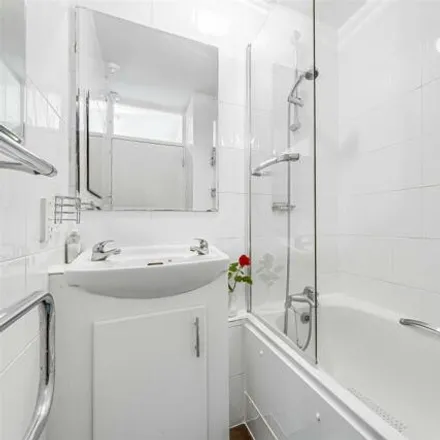 Image 9 - March Court, Warwick Drive, London, SW15 6LB, United Kingdom - Apartment for sale