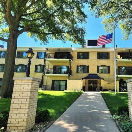 Buy this 2 bed condo on 1925 Westchester Rd Apt 114 in Waterloo, Iowa