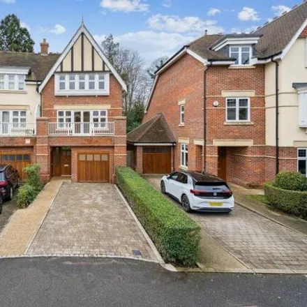Rent this 5 bed townhouse on unnamed road in Beaconsfield, HP9 1BX
